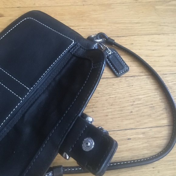 Small black leather Coach wristlet - Picture 3 of 3